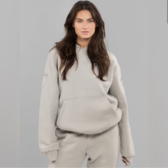 Comfrt Tops - Comfrt Travel Essentials Hoodie Size Small Unisex